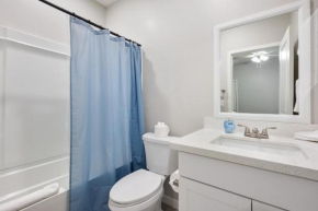 Bright and Cozy Two Bedroom Two Bathroom with Free Parking